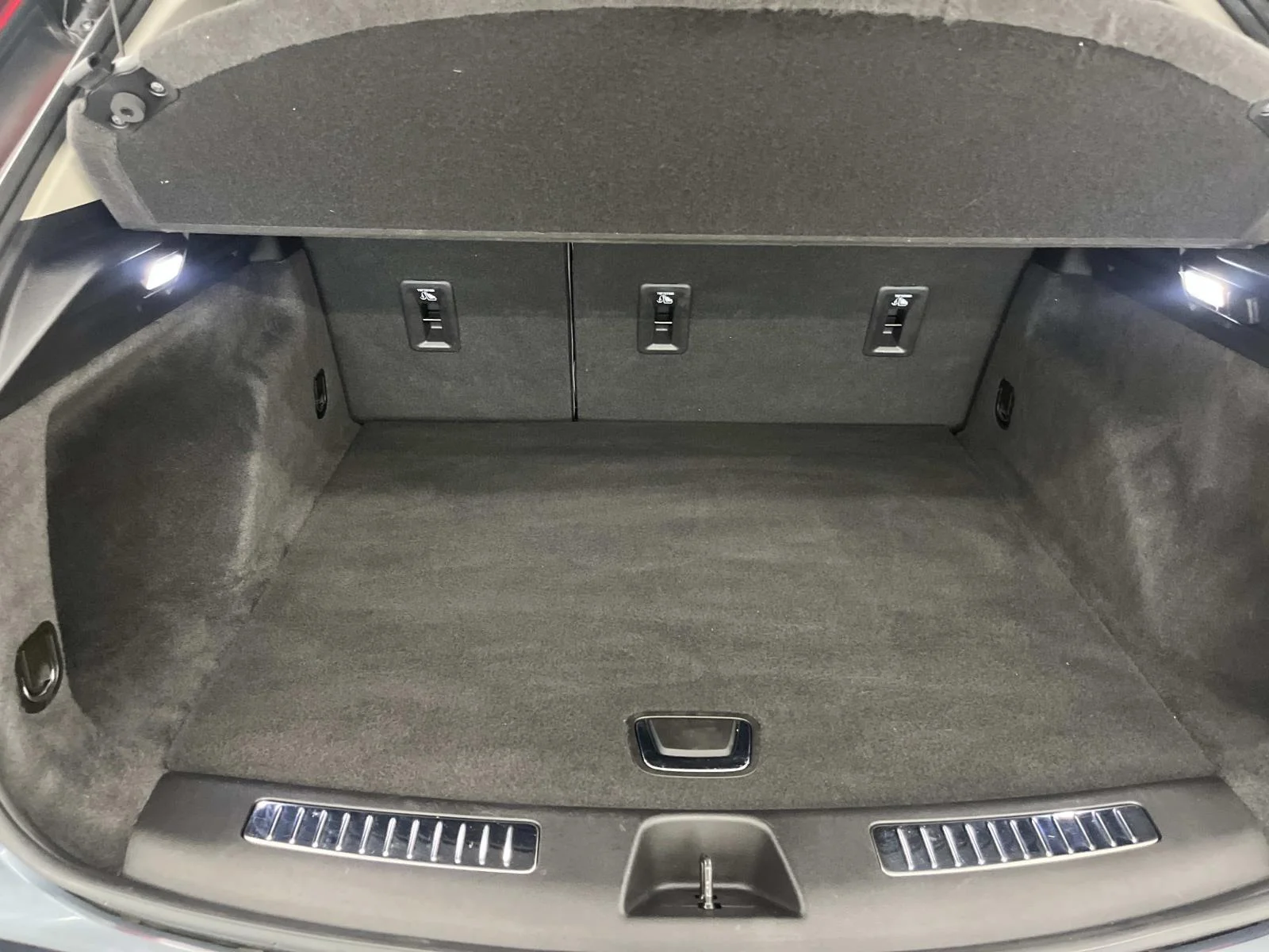 Used 2019 SHADOW METALLIC Cadillac FWD Premium Luxury image 10