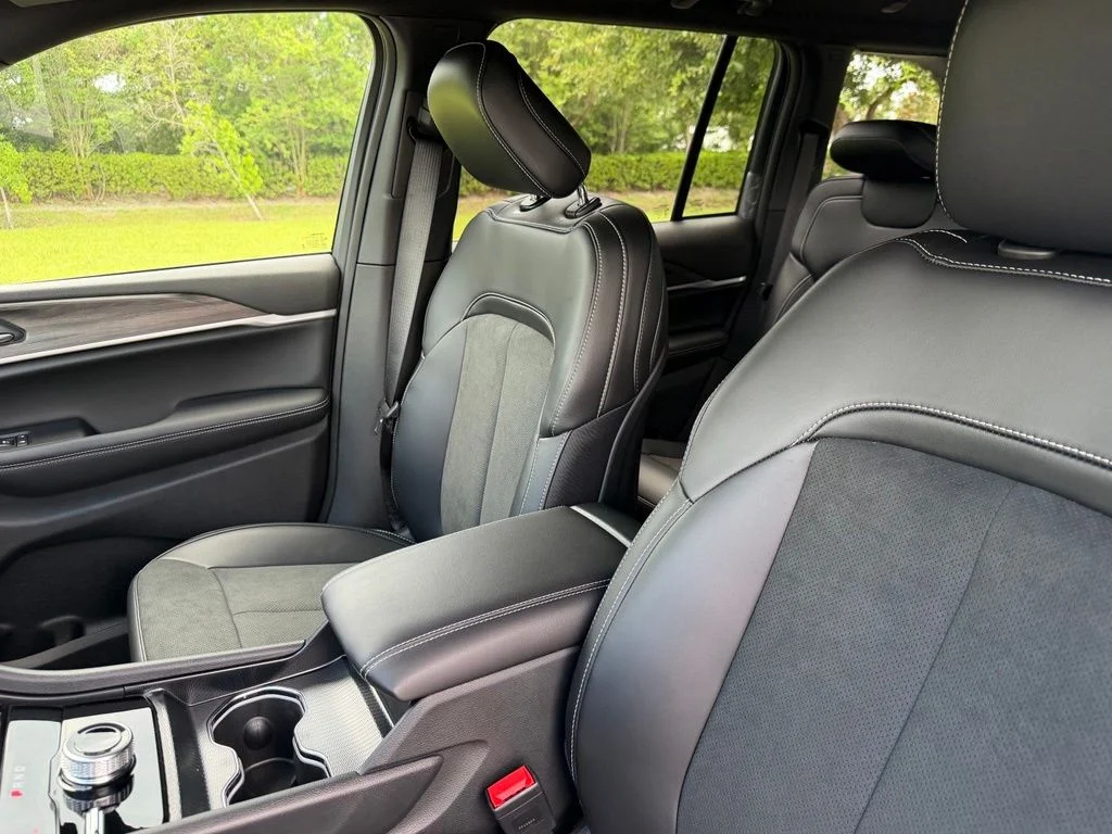 New 2026 Baltic Gray Metallic Clear-Coat Exterior Paint Jeep Laredo Altitude image 25