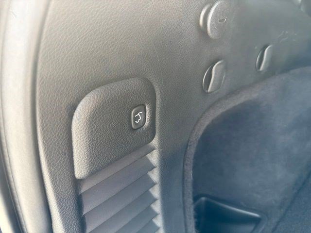 Used 2018 True Blue Pearlcoat Jeep Overland image 13