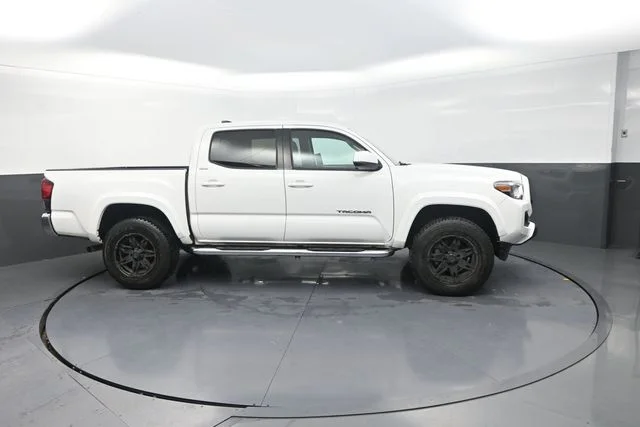 Used 2022 White Toyota SR5 image 22