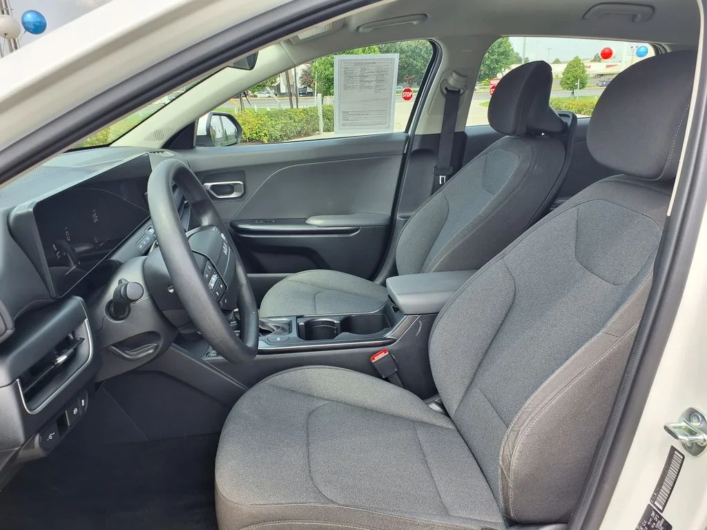 Used 2025 White Kia LXS image 14
