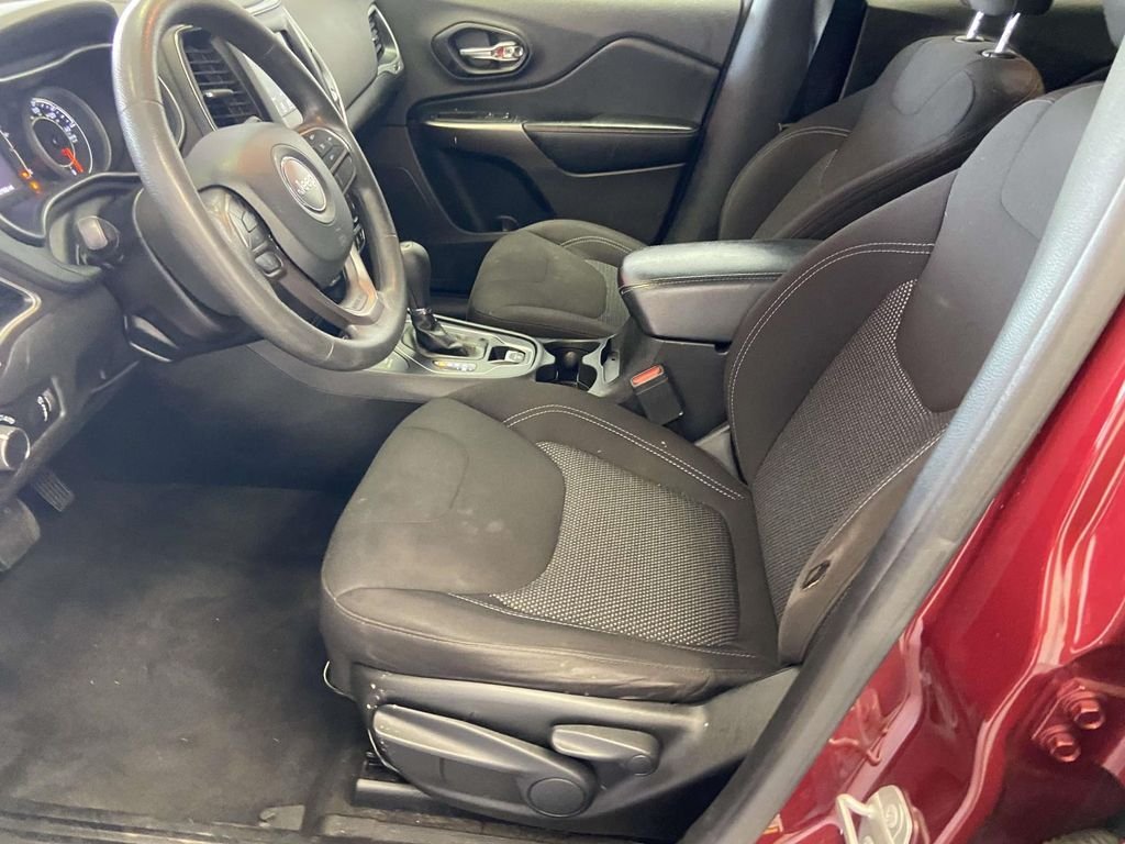 Used 2021 Red Jeep Latitude image 15