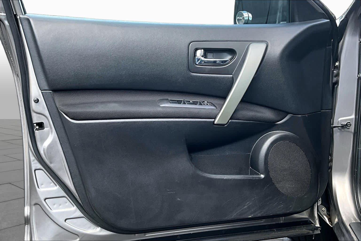 Used 2012 Platinum Graphite Nissan SV image 21
