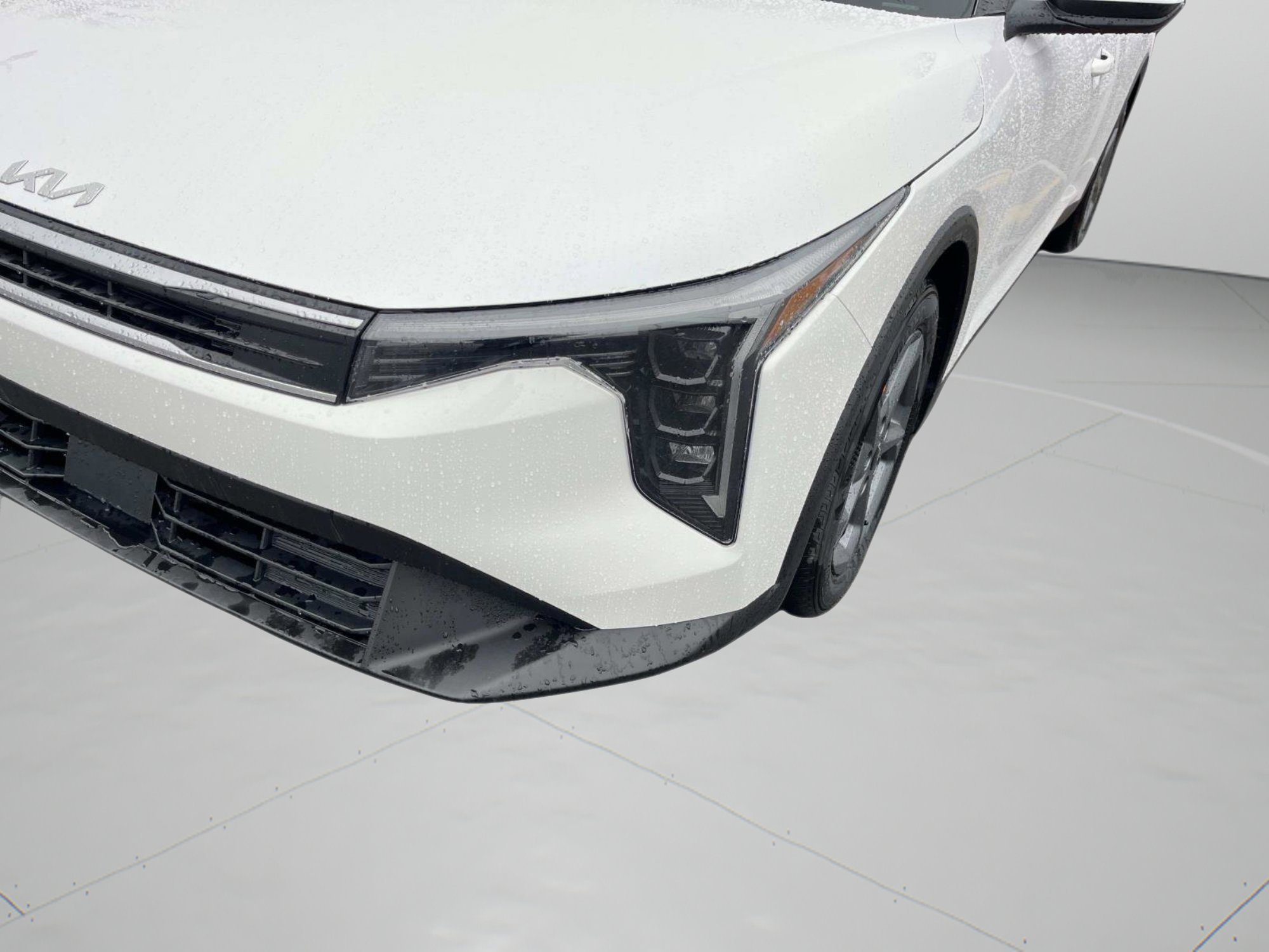New 2025 Snow White Pearl Kia LXS image 9