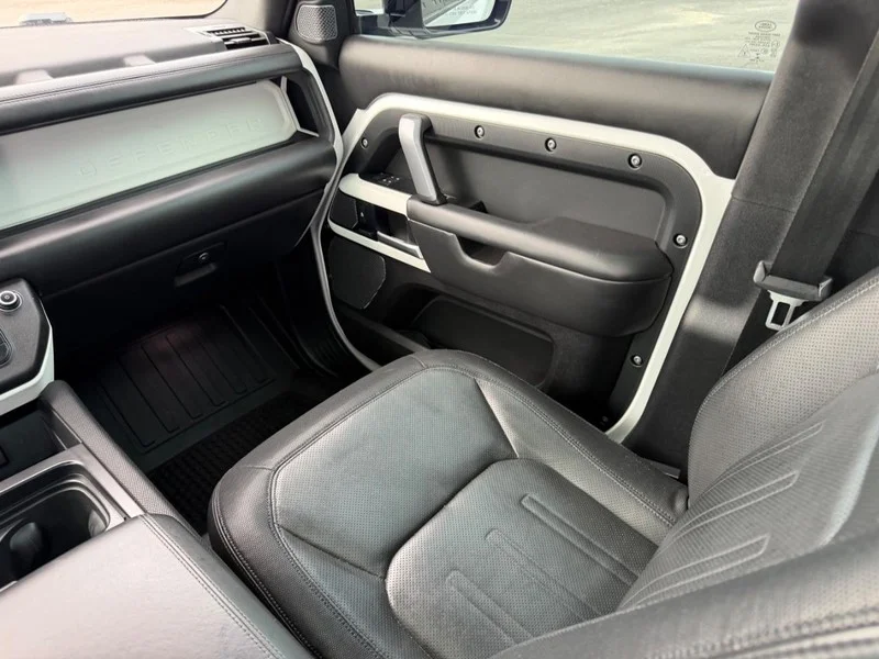 Used 2022 Fuji White Land Rover X-Dynamic HSE image 19
