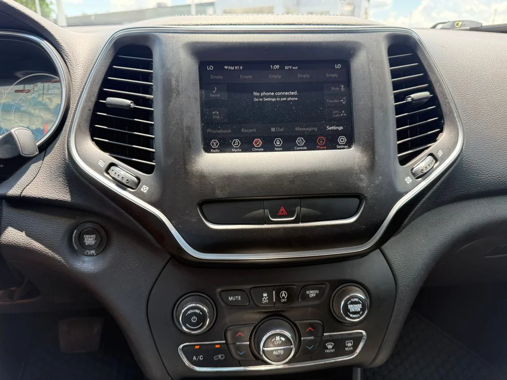 Used 2019 Silver Jeep Latitude Plus image 10