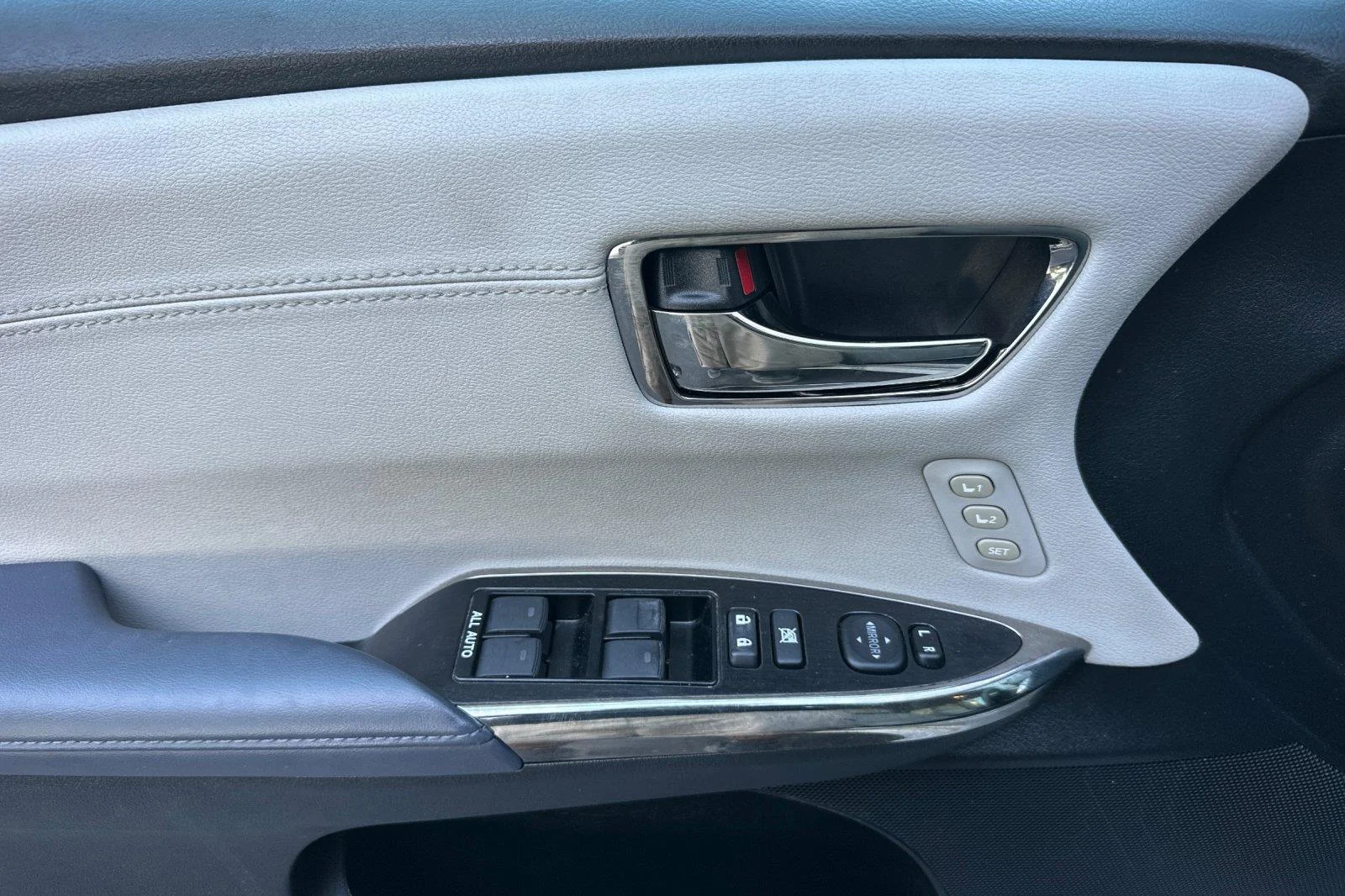 Used 2014 Creme Brulee Mica Toyota XLE Touring image 11