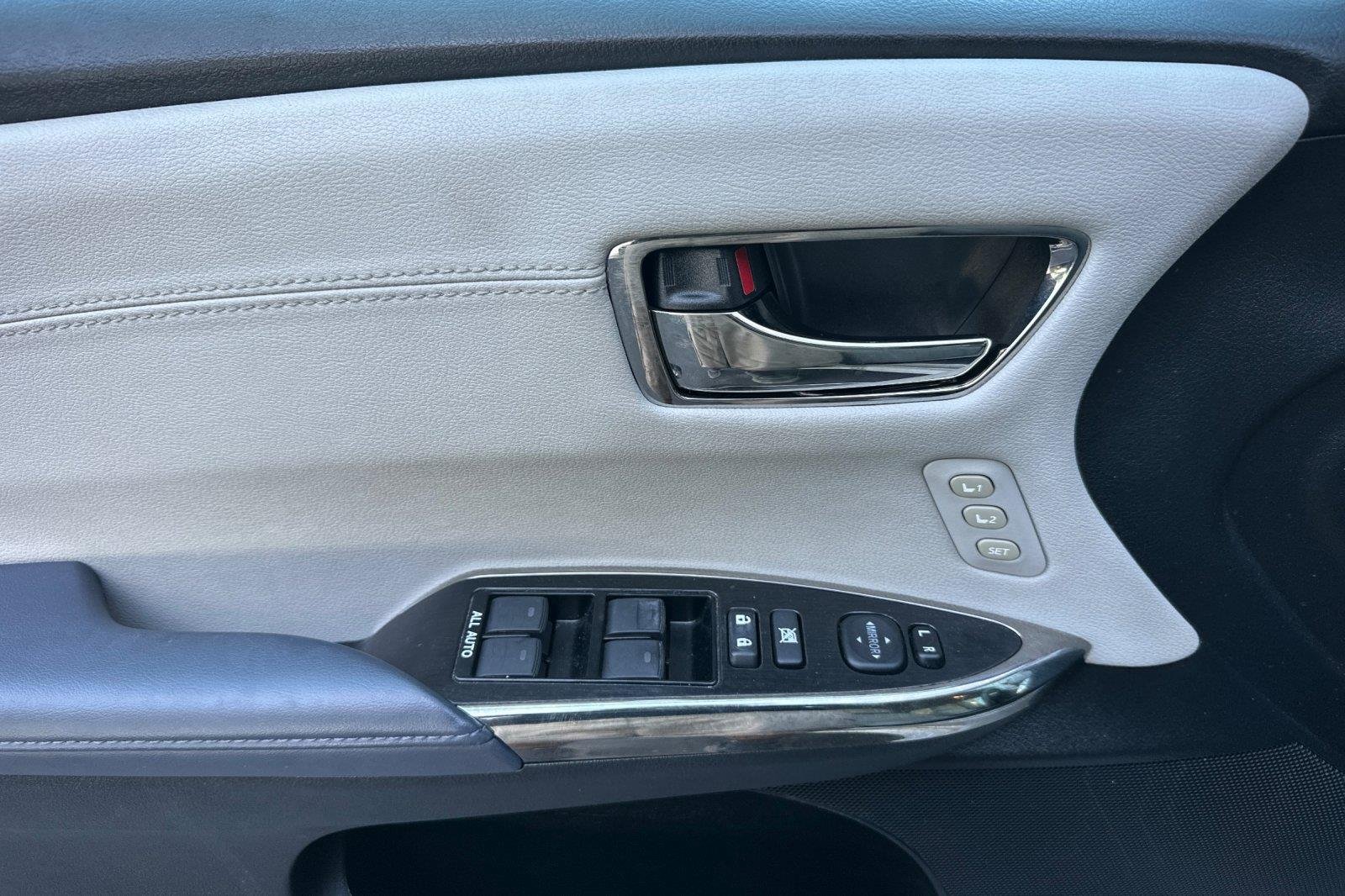 Used 2014 Creme Brulee Mica Toyota XLE Touring image 11