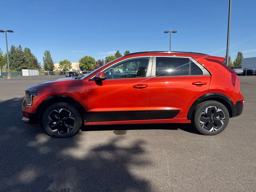 Used 2023 Fire Orange Kia Wind image 4