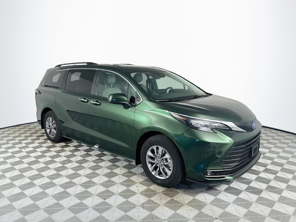 Used 2025  Toyota XLE AWD image 1