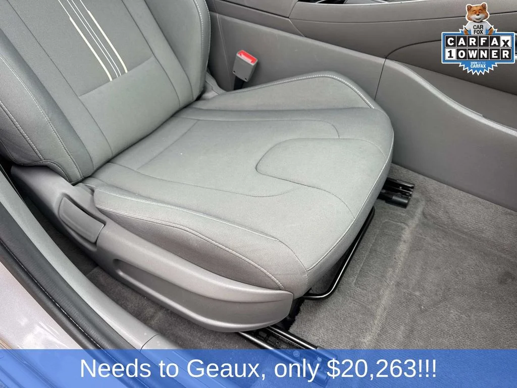 Used 2025 Silver Hyundai SEL Convenience image 25