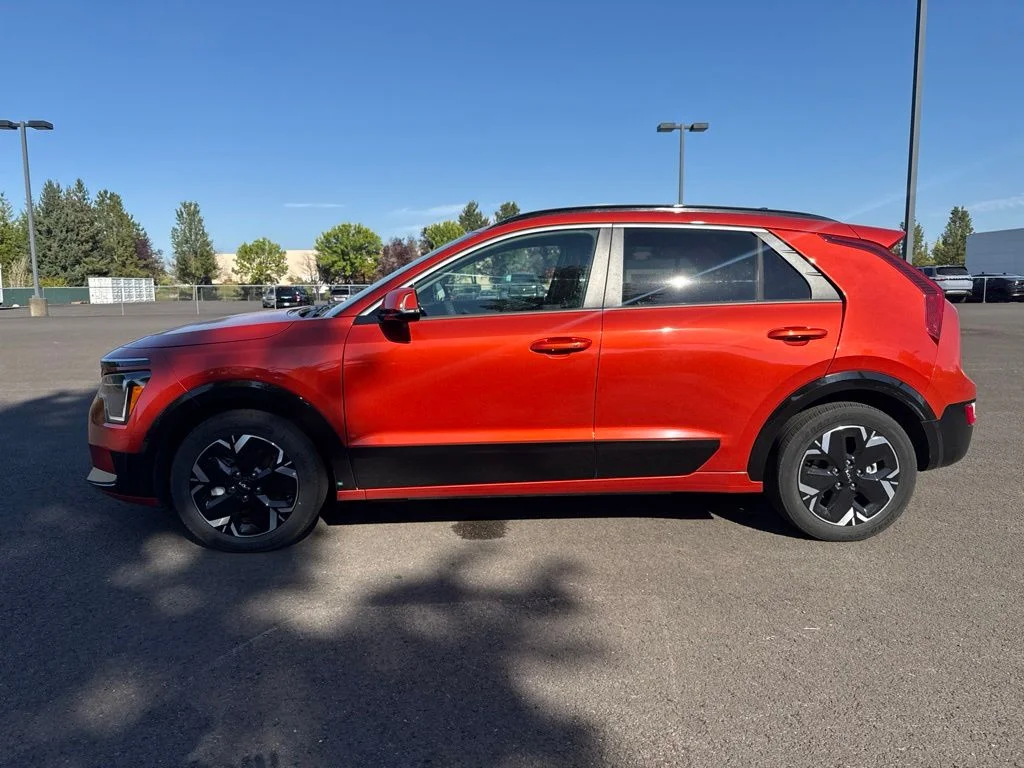 Used 2023 Fire Orange Kia Wind image 4