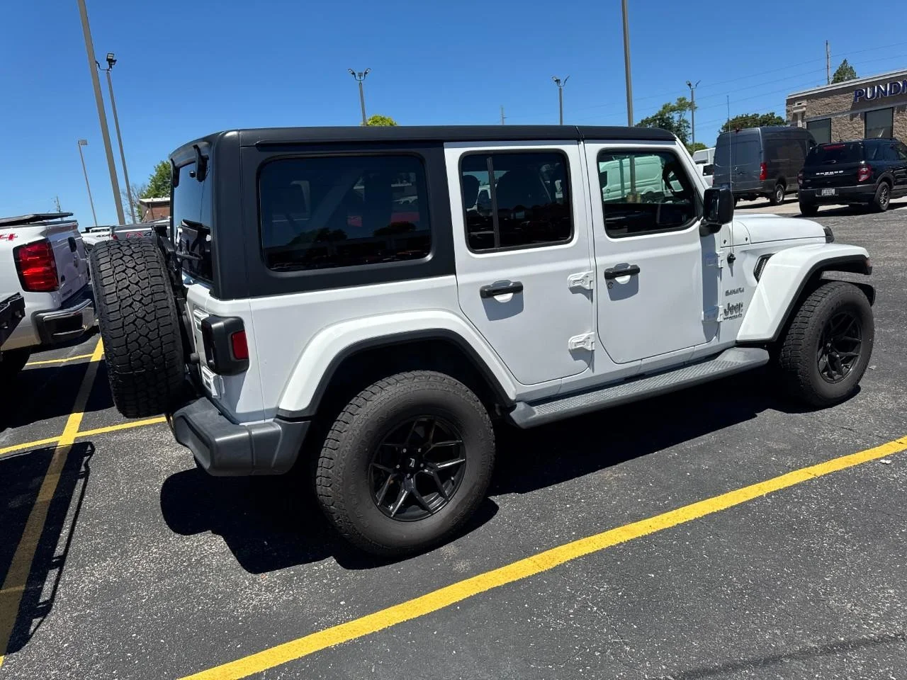 Used 2019 Bright White Clearcoat Jeep Sahara 4x4 image 9