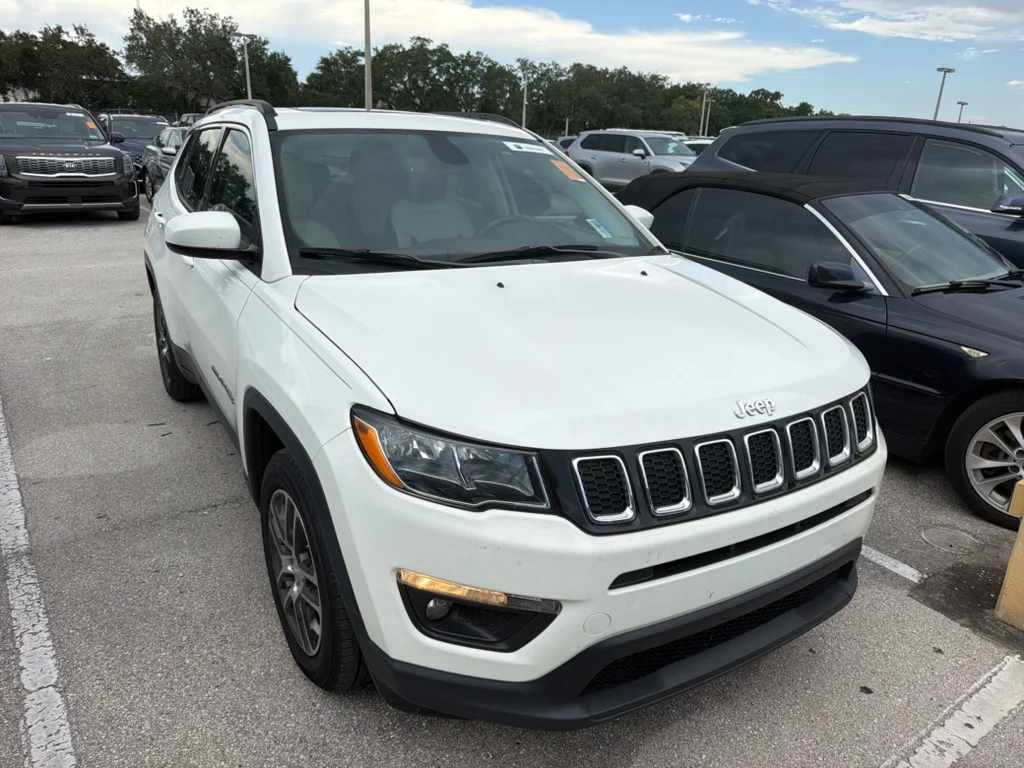 Used 2019 White Clearcoat Jeep Latitude w/Sun/Wheel Pkg image 4