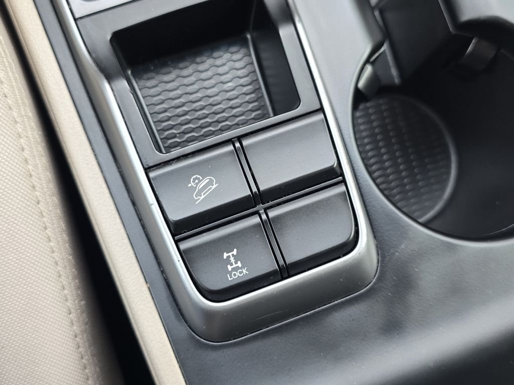 Used 2018 White Hyundai SE image 6