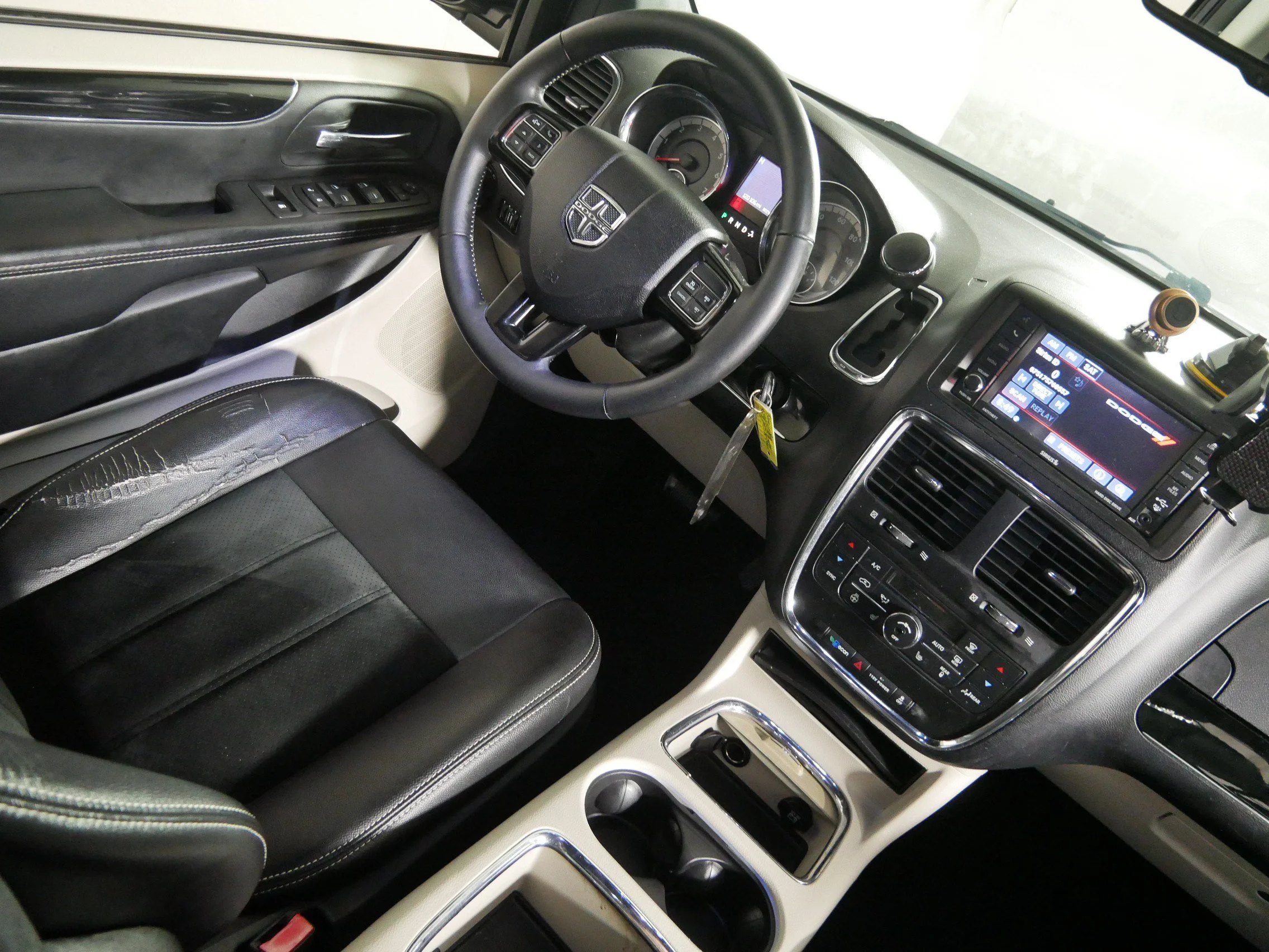 Used 2017 Contusion Blue Pearlcoat Dodge SXT image 9