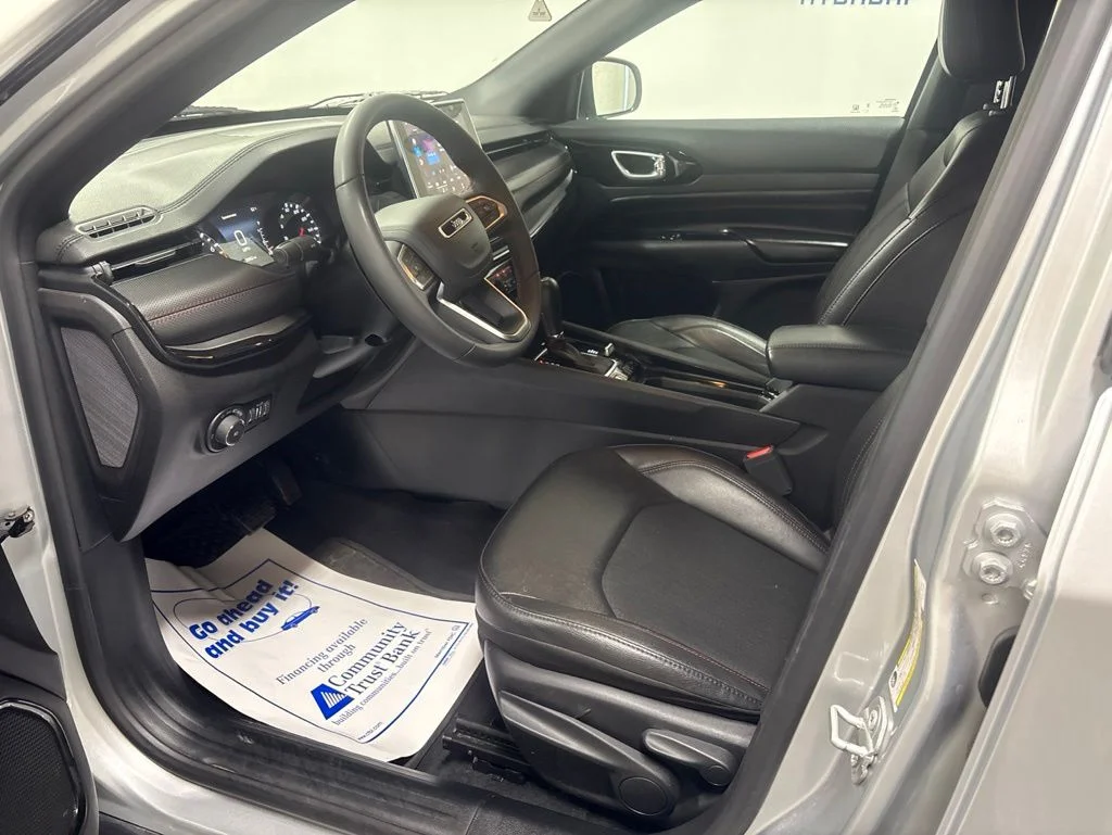 Used 2025 Silver Jeep Trailhawk image 8
