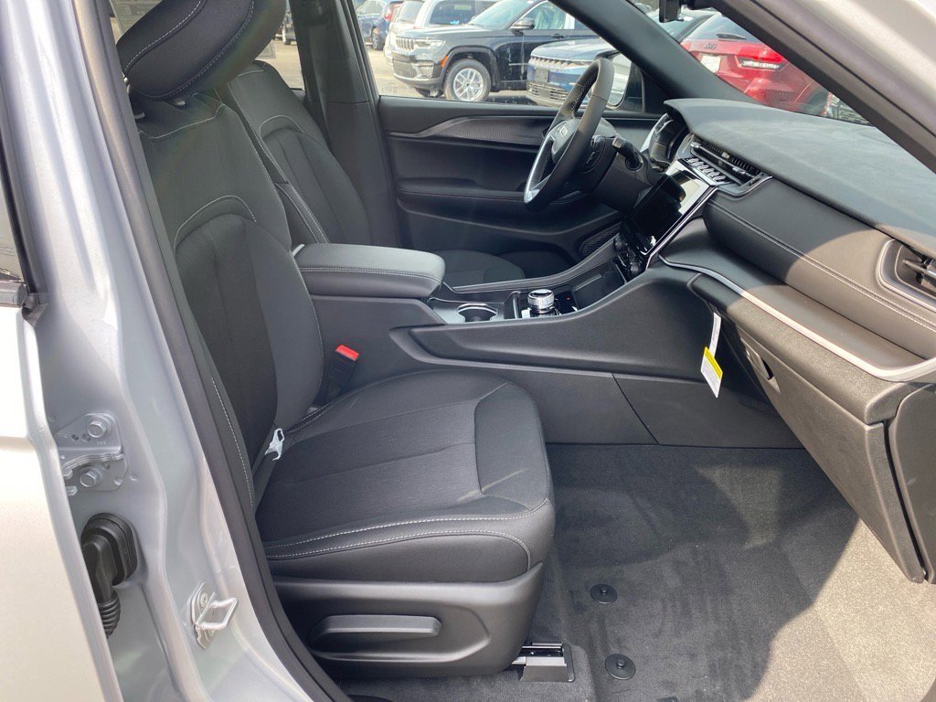 2025 Jeep Grand Cherokee Laredo - Photo 15