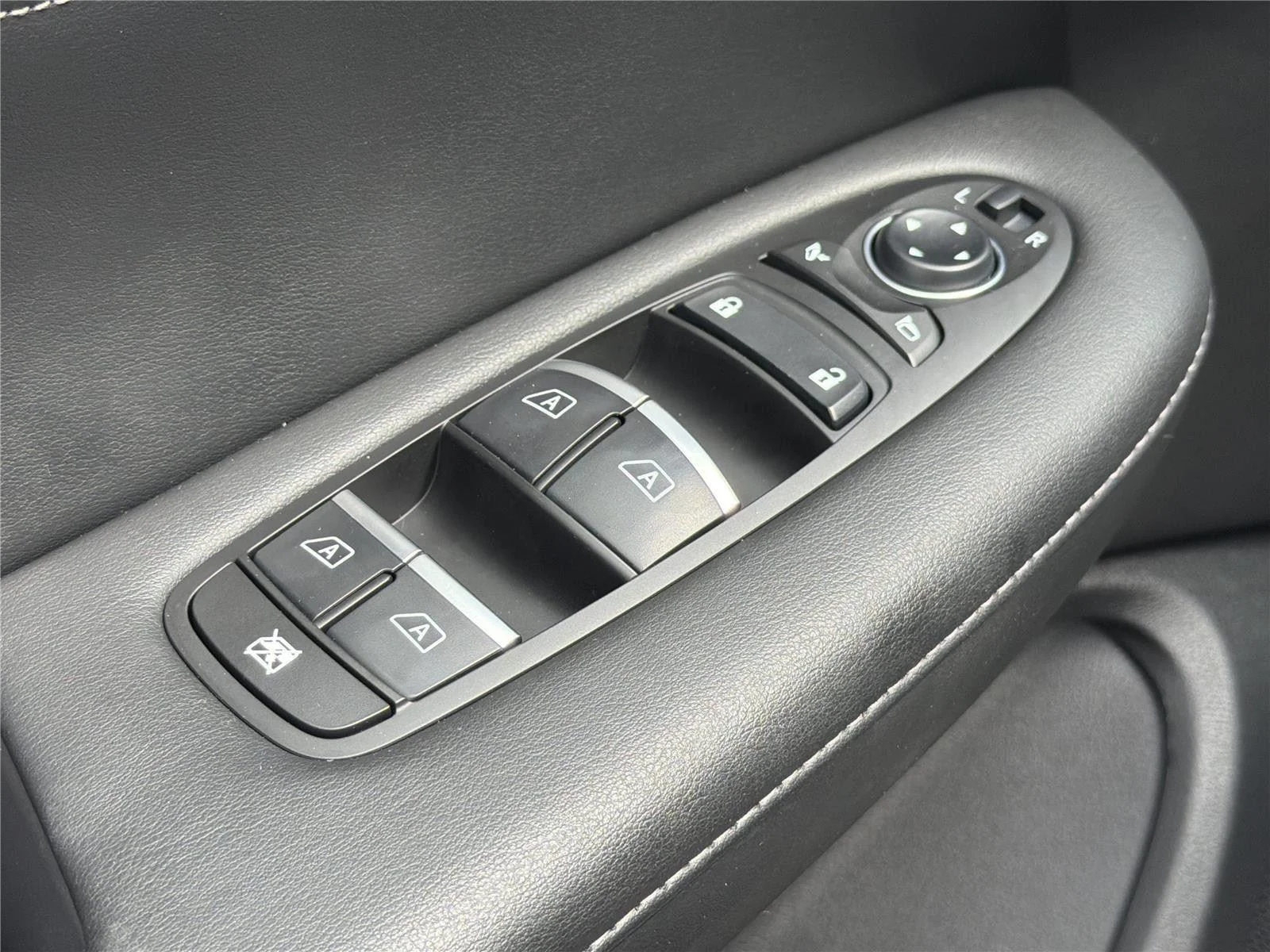 Used 2025 Black Obsidian INFINITI LUXE image 23