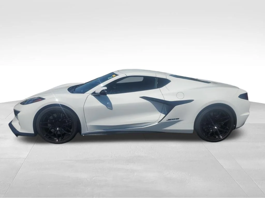 Used 2025 White Chevrolet Z06 image 2