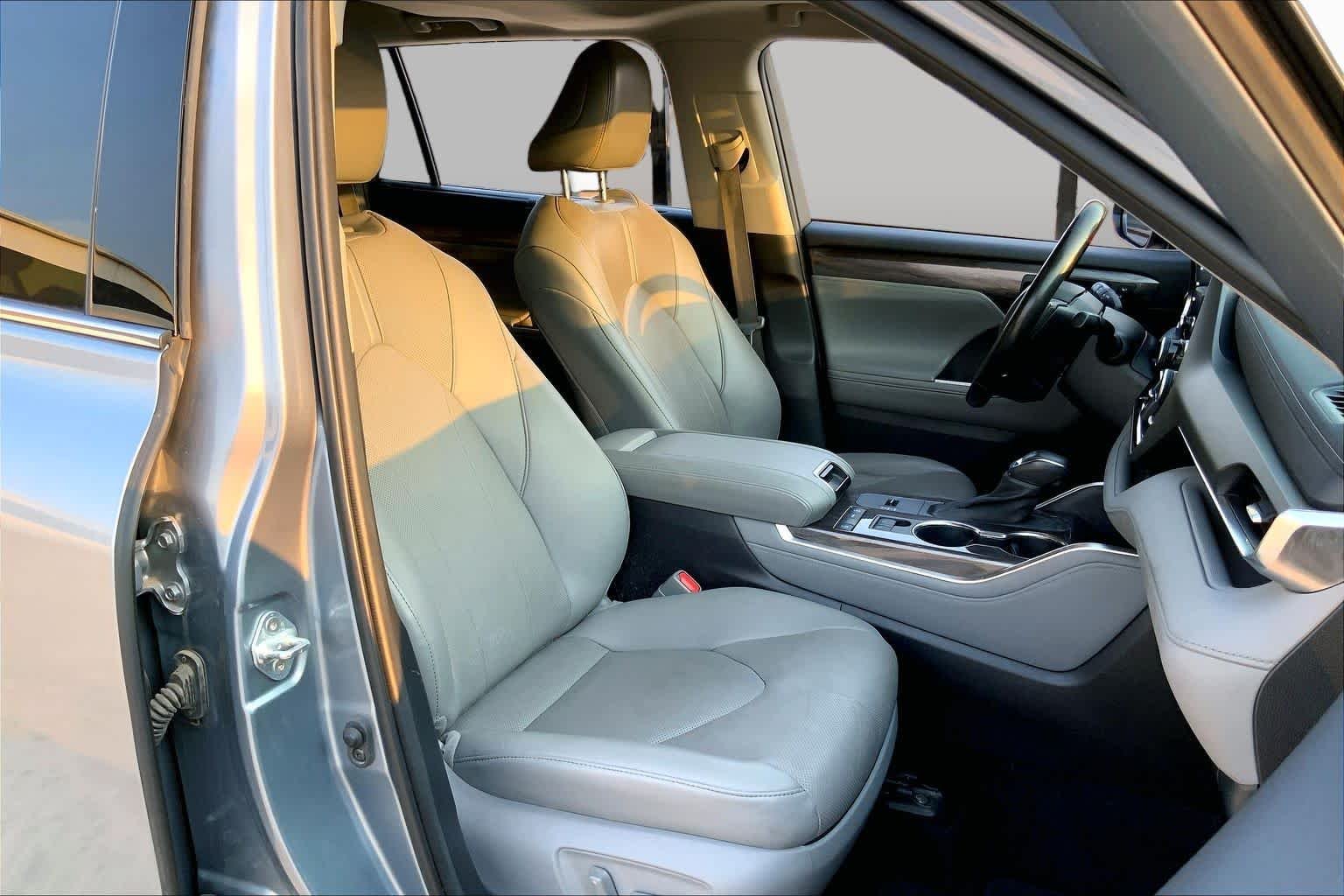 Used 2021 Moon Dust Toyota Limited image 9