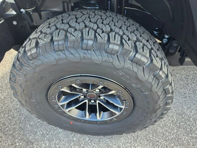New 2026 Bright White Clear-Coat Exterior Paint Jeep Rubicon image 9