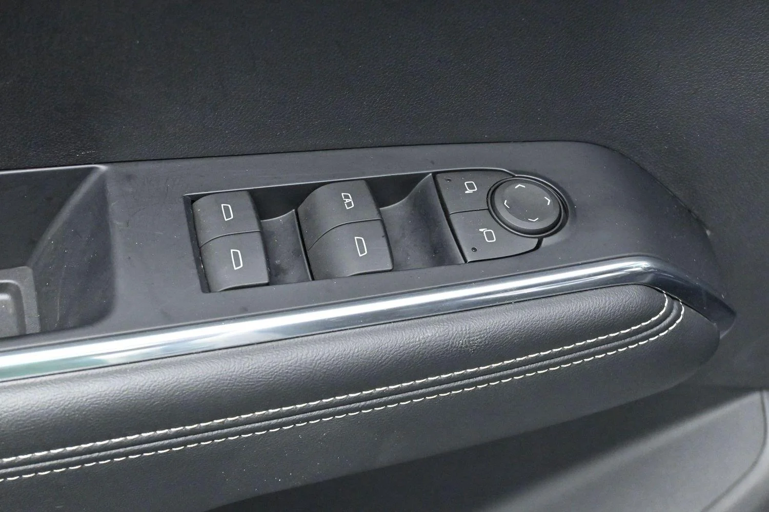 Used 2024 Summit White GMC FWD Elevation image 13