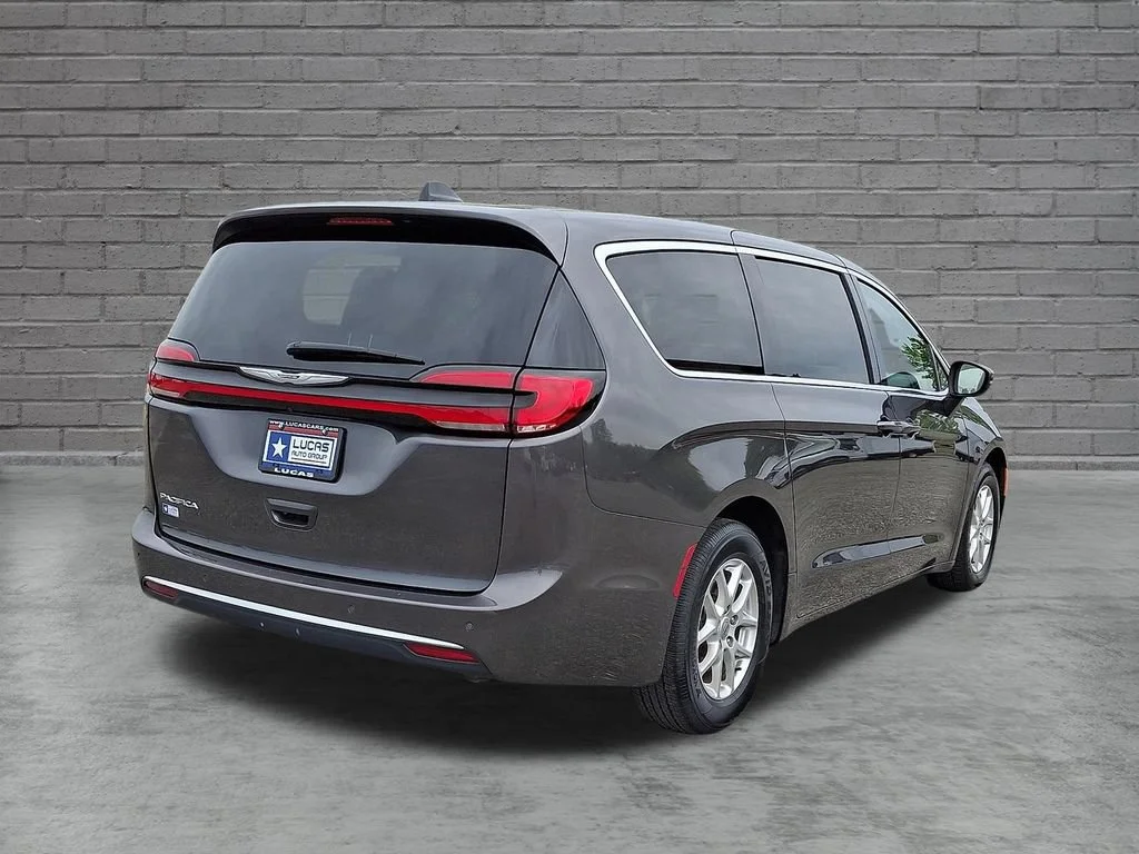 Used 2023 Granite Crystal Metallic Clearcoat Chrysler Touring L image 11