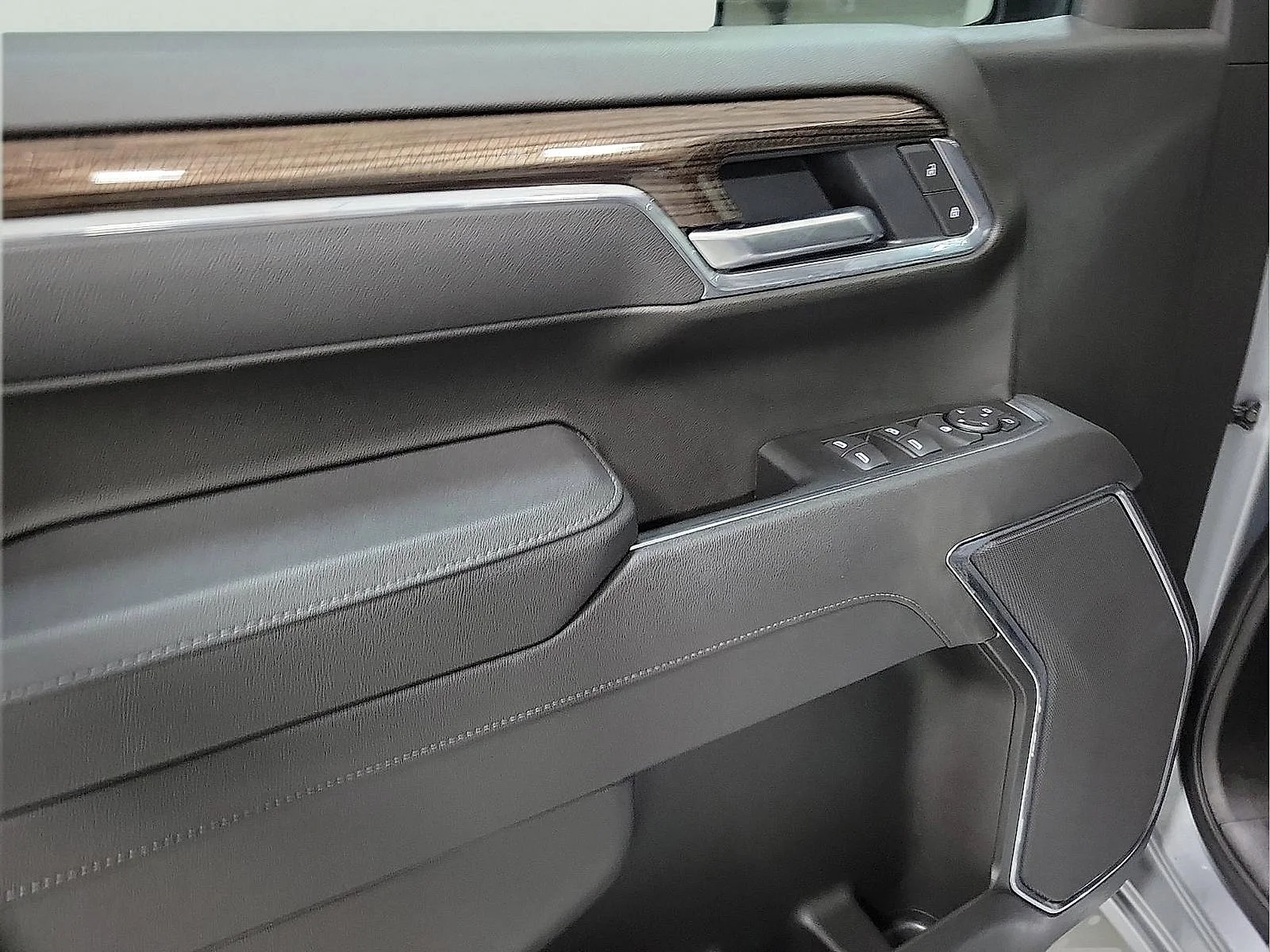 Used 2025 Sterling Gray Metallic Chevrolet LT Trail Boss image 10