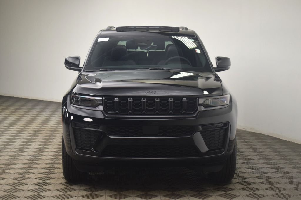 New 2026 Diamond Black Crystal Pearl-Coat Exterior Paint Jeep Altitude image 2
