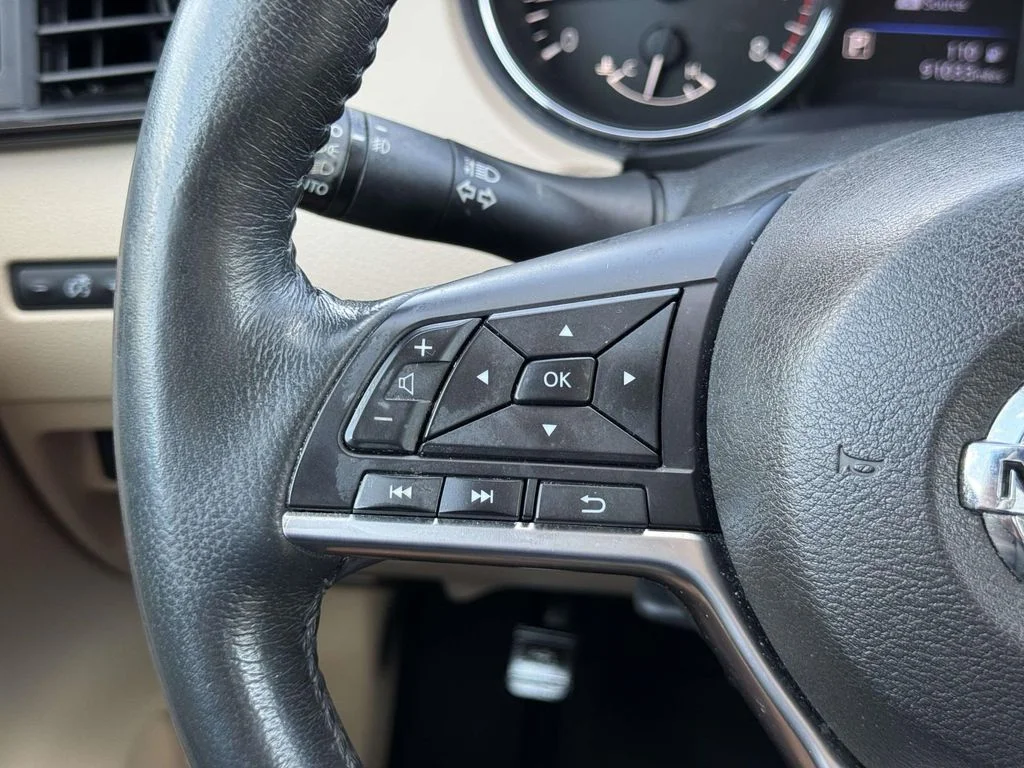 Used 2018 Green Nissan SL image 22