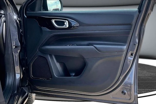 Used 2024 Metallic Jeep Trailhawk image 28