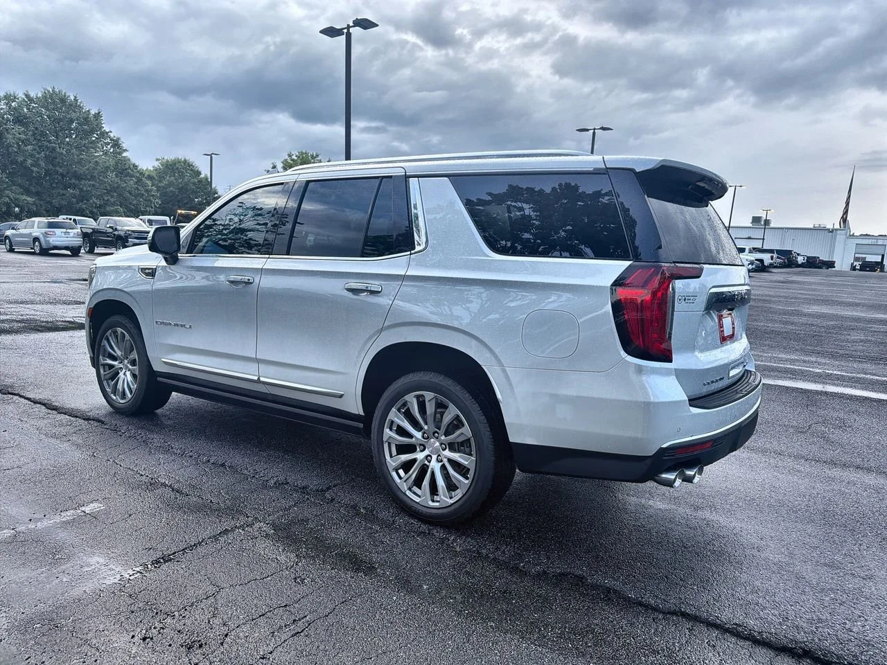 Used 2022 White Frost Tricoat GMC Denali image 6