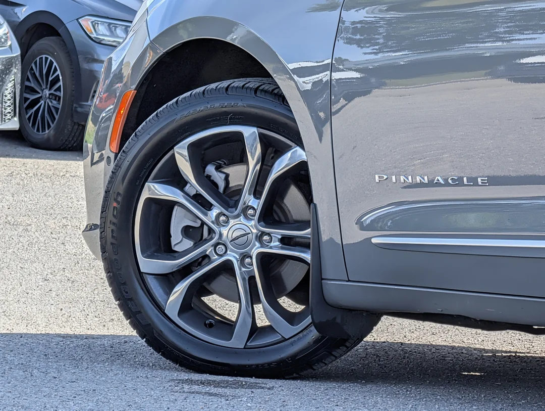 Certified Used 2023 Grey Chrysler Pinnacle - - AWD - 360 Camera - Premium Leather - Amazon Fire - Heated Seats - Remote Start & More! image 9