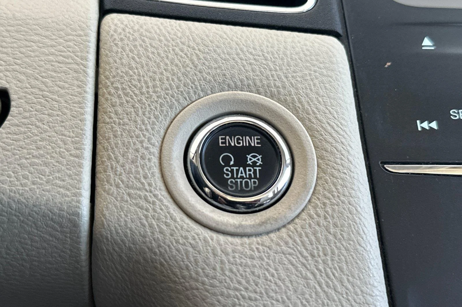 Used 2017 Oxford White Ford SEL image 22