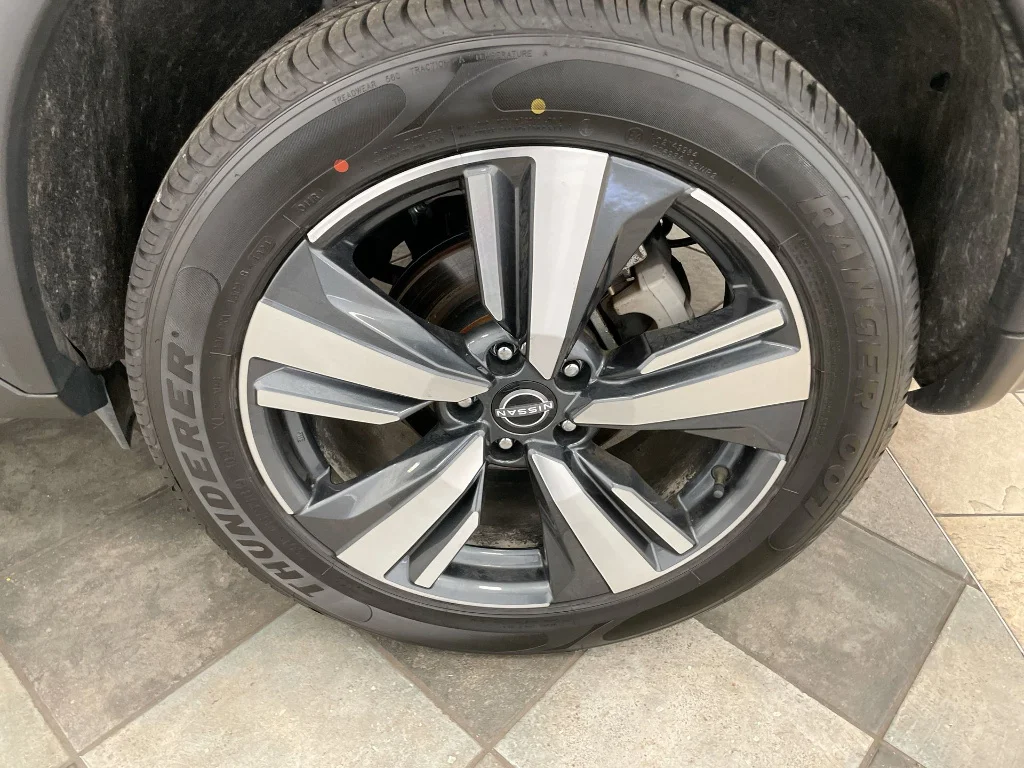 Used 2024 GRAY Nissan SL image 32
