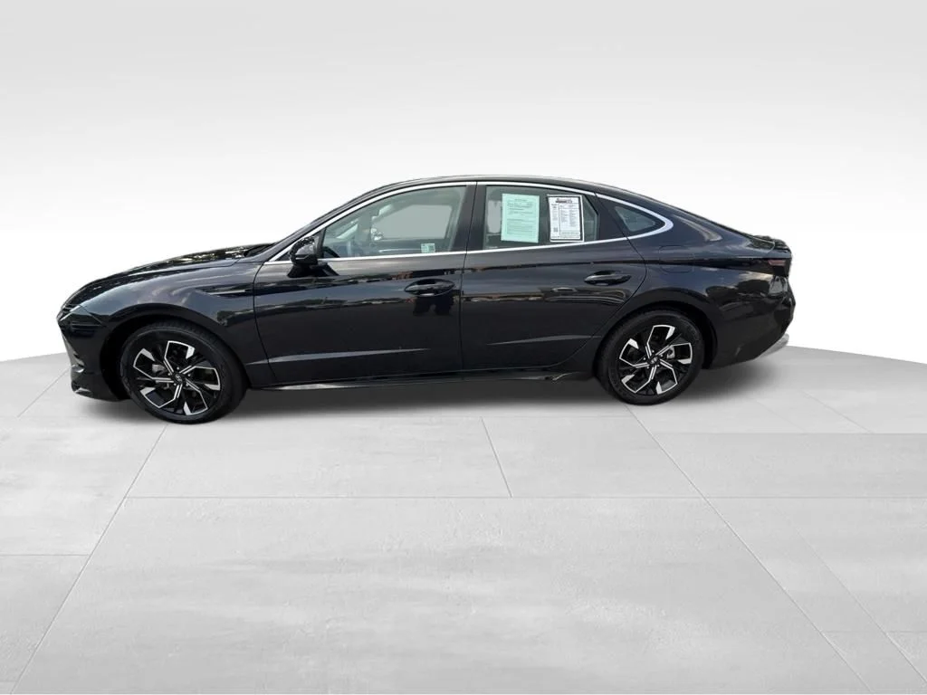 Used 2025 Blue Hyundai SEL image 2