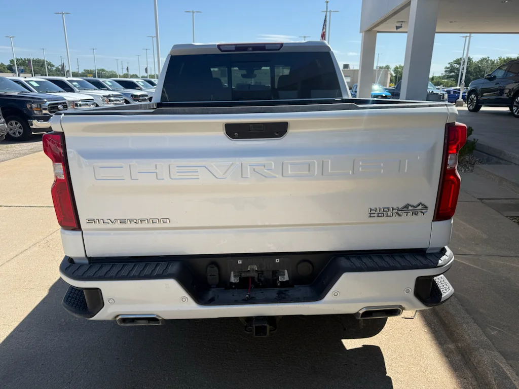 Used 2019 Iridescent Pearl Tricoat Chevrolet High Country image 13