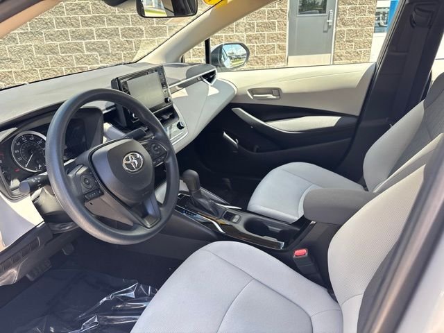 Used 2022 Silver Toyota LE image 16