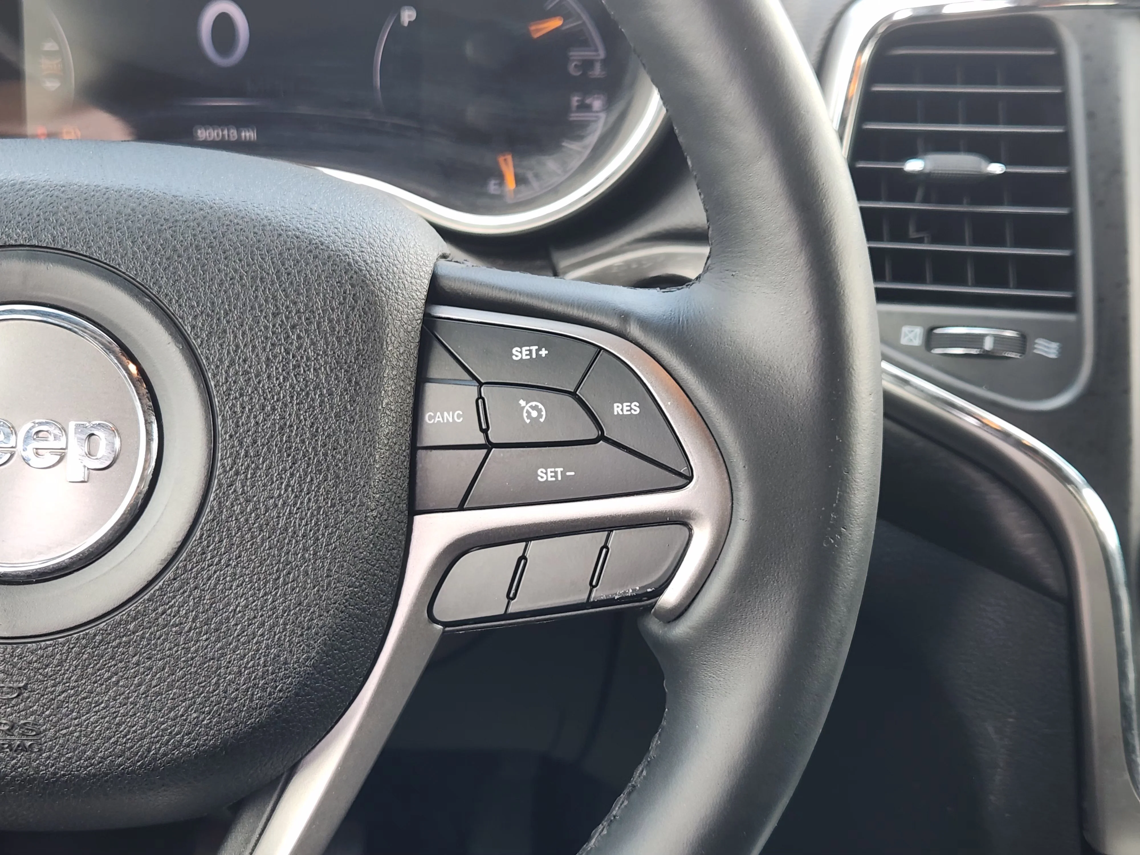 Used 2018 Granite Crystal Metallic Clearcoat Jeep Altitude image 27