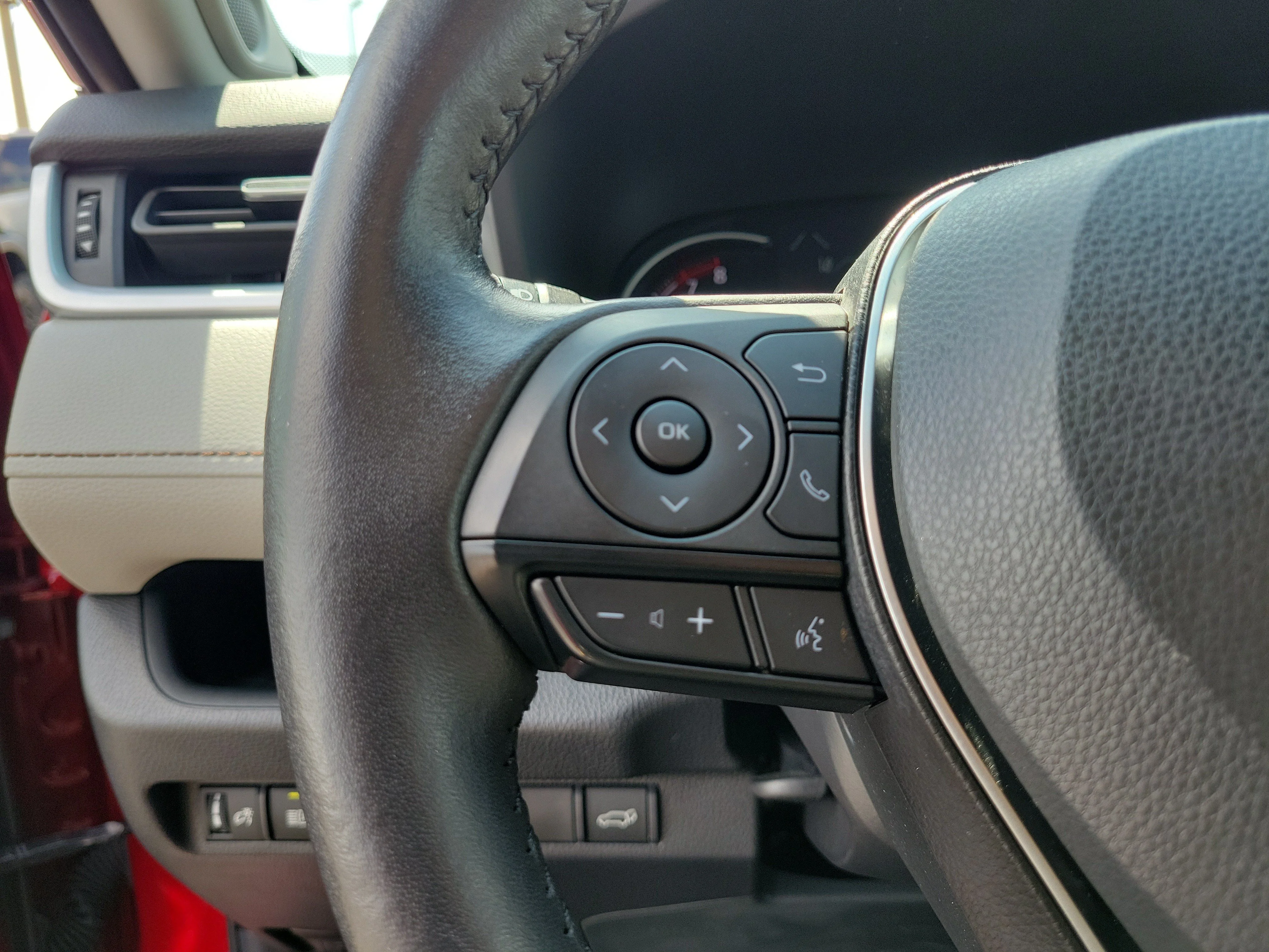 Used 2025 Pearl Toyota XLE Premium image 19