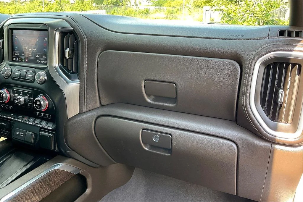 Used 2022 White Frost Tricoat GMC Denali image 16