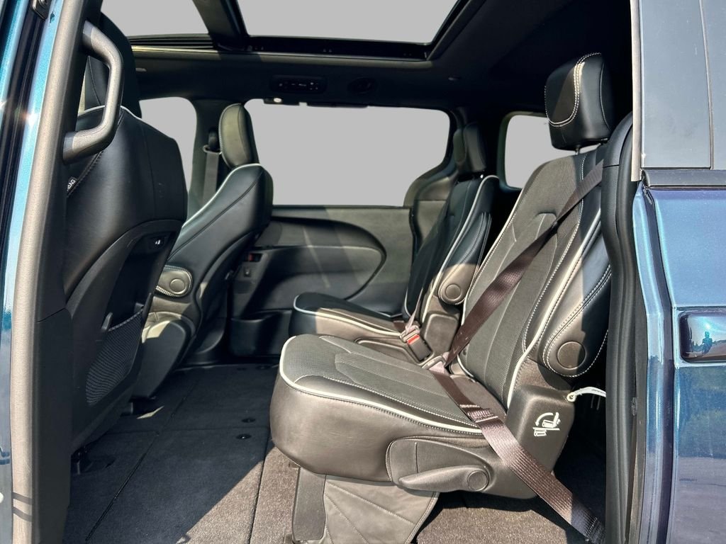 Used 2025 Blue Chrysler Limited image 18