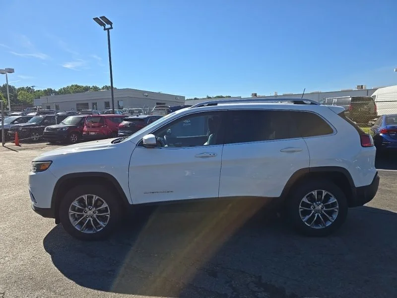Used 2021 White Jeep Latitude Lux image 4