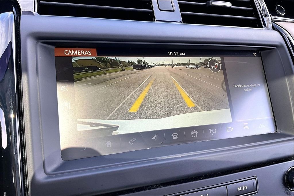 Used 2018 White Land Rover SE image 23