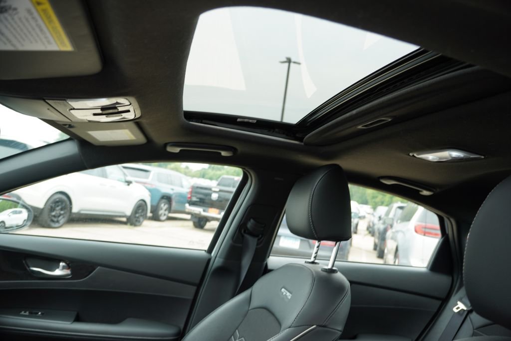 Used 2024 Snow White Pearl Kia GT-Line image 5
