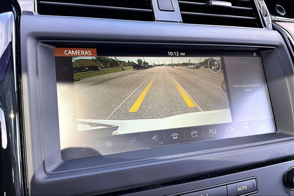 Used 2018 White Land Rover SE image 23
