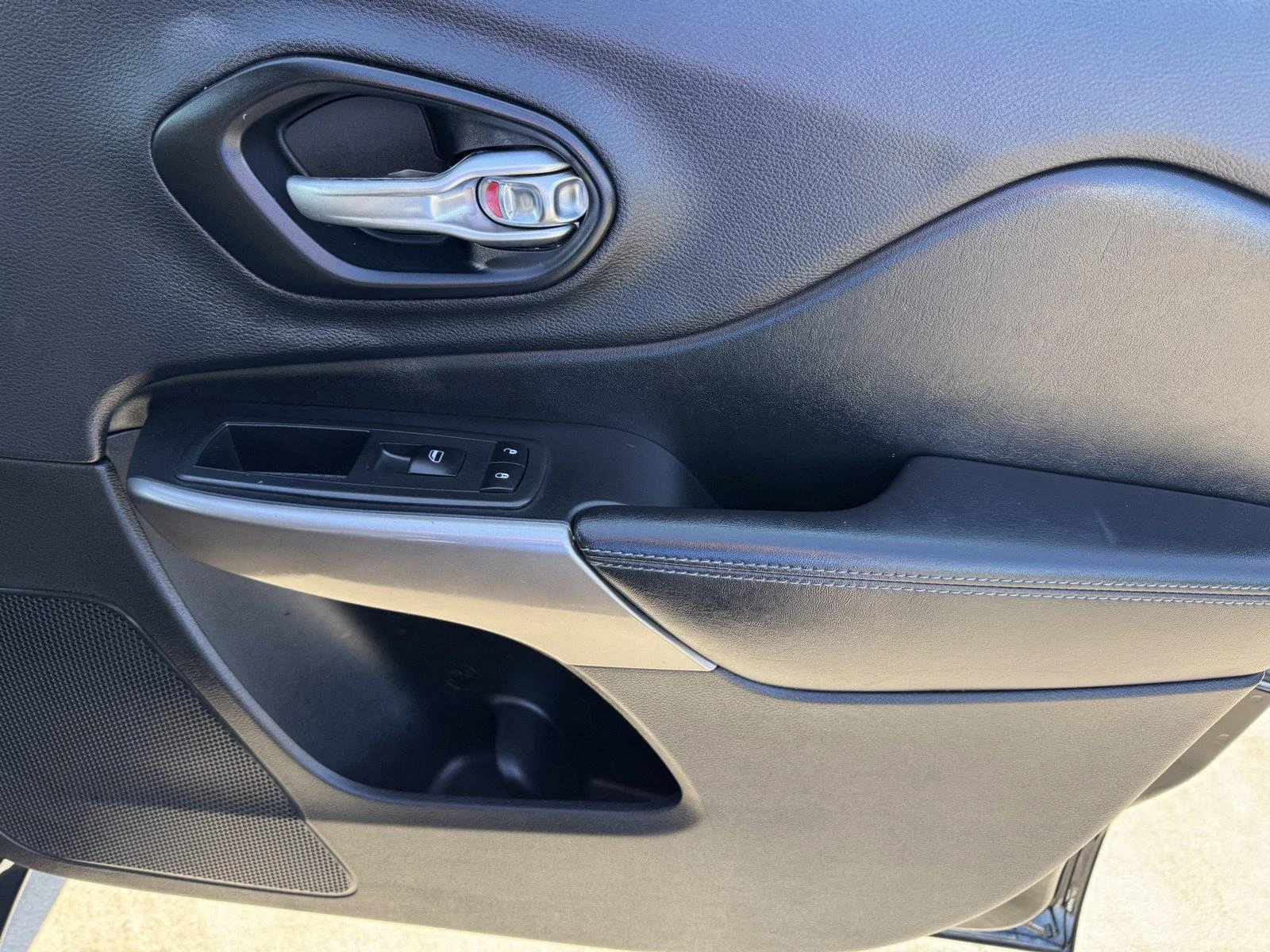 Used 2019 Diamond Black Crystal Pearlcoat Jeep Latitude image 9