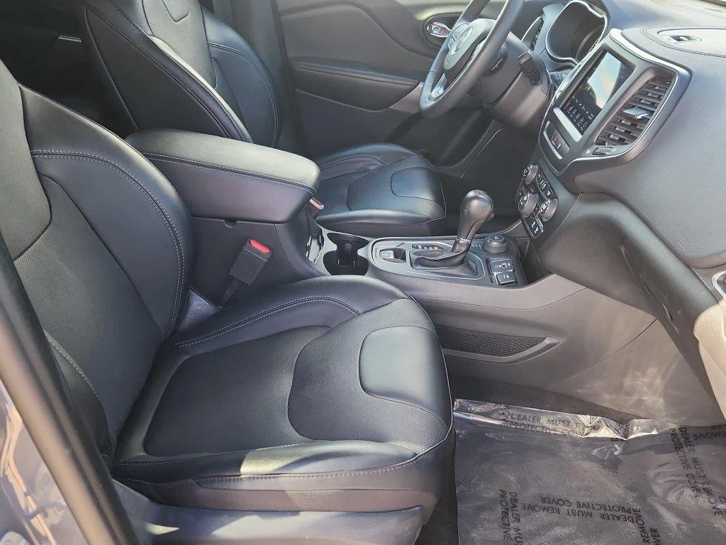 Used 2022 Sting-Gray Clearcoat Jeep Latitude Lux image 14