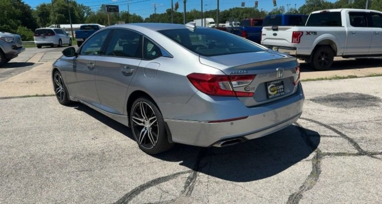 Used 2022 Lunar Silver Metallic Honda Touring image 4